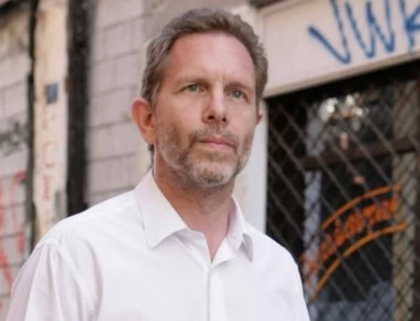 Επίθεση Γερουλάνου στον Άδωνι Γεωργιάδη για τη Novartis: «Πηγαίνετε στο βούρκο» (βίντεο)